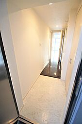 玄関から見たお部屋、ダウンライトで足元が明るくなっております。