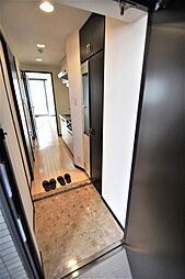 玄関から見たお部屋、ダウンライトで足元が明るくなっております。
