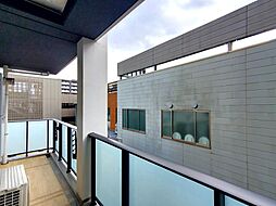 バルコニーは広く開放的です。南向きの眺望。