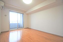 洋室８．５帖、バルコニーは東向きです。