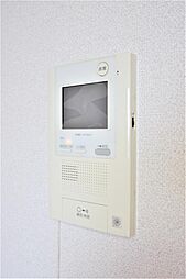 モニター付きインターホンがあり、訪問者を確認できます。