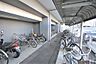その他：マンション東側に屋根付き駐輪場があります。