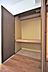 室内：クローゼットは大きく物だけでなく洋服もスッキリ収納できます。