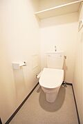 トイレは温水洗浄機能付きです。上部に小棚があります。