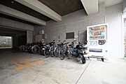 駐車場側・自転車置き場
