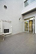 マンション北側にエントランスがあります。