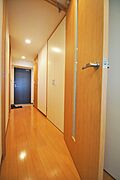 お部屋側から見た廊下。