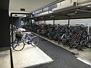 敷地内屋根付き駐輪場。