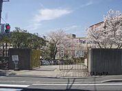 修学院小学校まで660メートル