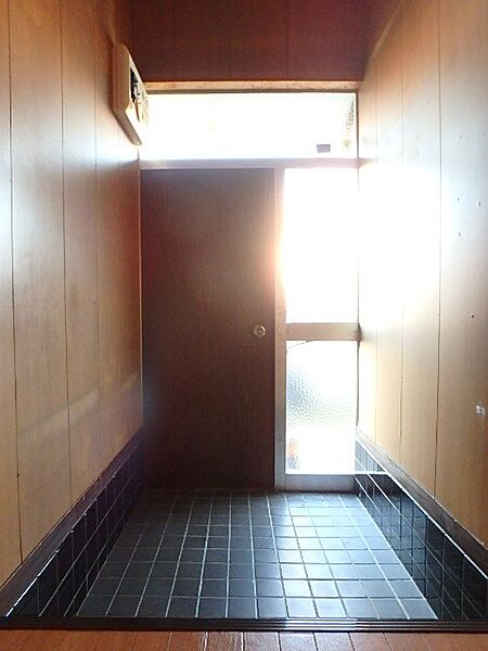 画像24:玄関は明るく広いので自由にアレンジできます