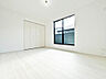 室内：お子様のお部屋にも十分な広さのある居室となっております！各居室に収納がある為衣類はもちろん趣味の物も収納出来ます♪