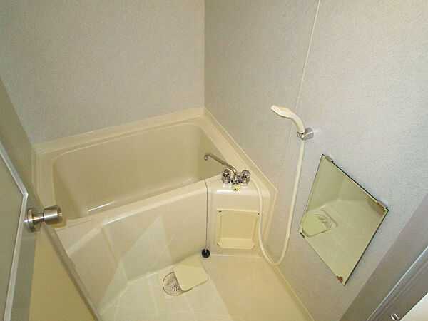 浴室：写真は同型タイプのお部屋です。