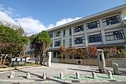 小学校「長浜市立長浜小学校まで1827m」