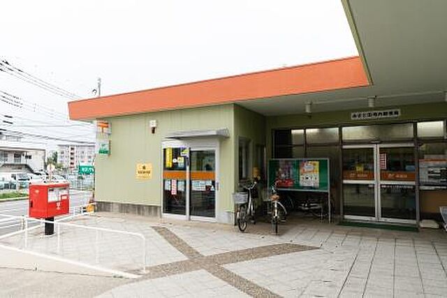 郵便局「みさと団地内郵便局まで952ｍ」