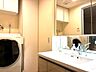 洗面：三面鏡付き洗面化粧台にはチャイルドミラーも付いています。
