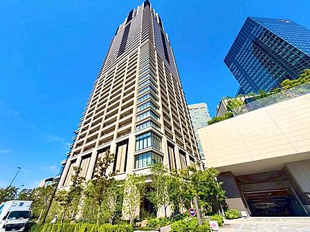 【現地写真】JR線「大阪」駅まで徒歩約7分、阪急神戸線「大阪梅田」駅まで徒歩約9分の利便性に優れた立地。46階建の超高層タワーマンション26階部分に位置し、都心でありながら開放感あふれる暮らしを実現。