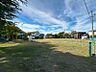 周辺：中央公園まで　300m　徒歩約4分　●滑り台やブランコなどもある公園です。大きな木で木陰もありお子様の外遊びにも最適です。