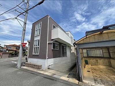 外観:106平米超のゆとりある敷地に建つ太陽光パネル付き中古戸建てです! 外観:106平米超のゆとりある敷地に建つ太陽光パネル付き中古戸建てです!