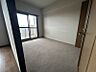 室内：お部屋がバルコニーに面しているので、明るい光が差し込んできますね。風も入ってくるので、快適な暮らしを送っていただけます。