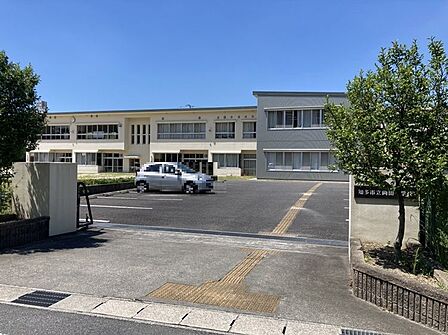 岡田小学校まで 1299m 徒歩約17分●「明るく、強く、正しく」を校訓にしています。「履物そろえ」や、「黙掃」=静かに掃除をする。 を実施しています。