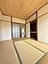 室内：南側の2室は和室です。日当たり良好な和室はくつろぎを届けてくれますよ。
