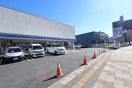ローソン足立扇3丁目店 「Loppi」や「からあげクン」など独自のサービスや商品を数多く展開。近年ではマチのほっとステーションを実現するため、健康な暮らしをサポートする取組みを進化させています。