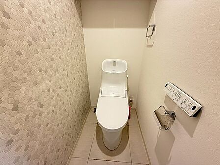 節水はもちろんお手入れのしやすさが特徴の温水シャワー機能付きトイレ。いつでも清潔なトイレを保てます。