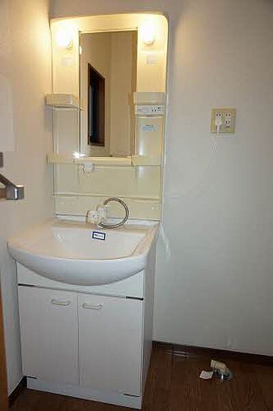 画像6:シャワー付きの洗面台に室内洗濯機置き場です★