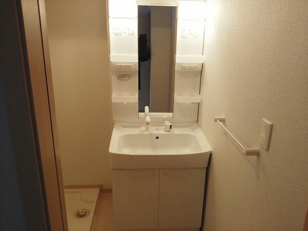 画像6:便利なシャワー付き洗面台に室内洗濯機置き場もあります◎