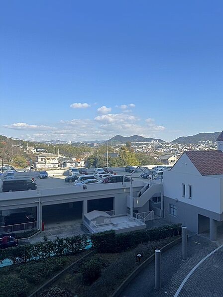 お部屋は4階フロアの南向き、日当たり・通風良好な3LDKです！室内も丁寧にご使用されております♪