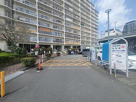 駐車場出入口!ゆとりのある共用部が嬉しい!