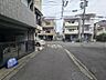 外観：車通りの少ない前面道路でお子様にも安心。