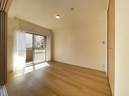 洋室:バルコニーに面したお部屋は日当たり、通風良好です!
