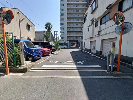 ロボットチェーンゲート完備!不審者の侵入を防ぎ、駐車場内の安全性を高めます。