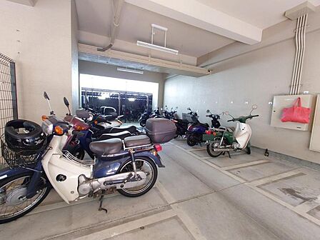 バイク置場完備！大切なバイクをゆったり置いていただけます！