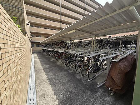 屋根付きの駐輪場で自転車が雨に濡れず安心！