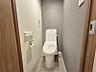 トイレ：落ち着いたカラーの壁紙のトイレです
