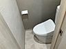 浴室：落ち着いたカラーの壁紙のトイレです