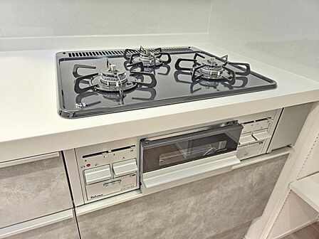 使い勝手の良さが考えられた3口コンロで、お料理の効率もアップ!