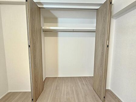洋室5.2帖:洋服やクリアーボックスなどもしまえるクローゼット