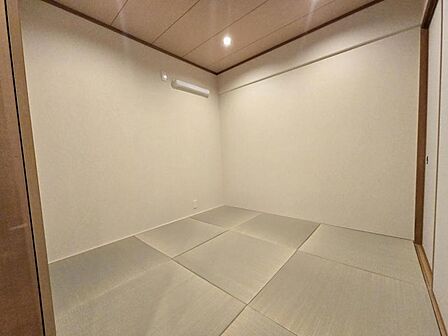 和室4.5帖：突然の来客にもサッとお布団を敷ける和室でしょう！