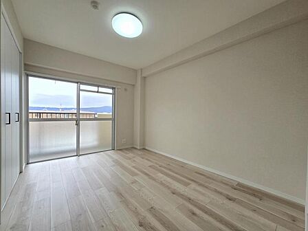 洋室6帖：バルコニーに面したお部屋はお布団などもサッと干せて便利ですね
