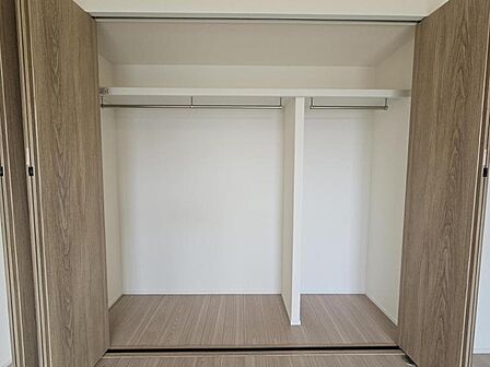 洋室7.2帖:全体を見渡せ、ワードローブの把握がしやすいクローゼット♪