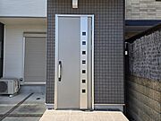 シルバー調の玄関ドアはスタイリッシュでかっこいいですね