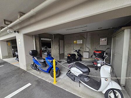 バイク置場があるので大切なバイクをゆったりと置くことができますね!
