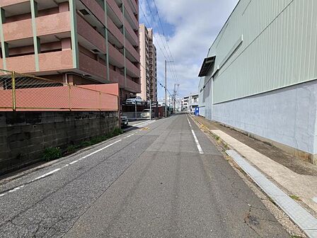 広めの前道で車の出し入れもラクラク！