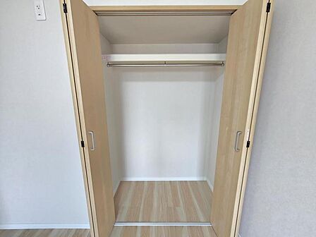 洋室5.4帖:全室収納スペース付き!お部屋を広くスッキリとお使いいただけます!