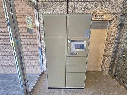 不在時でも荷物を受け取ることができ、再配達の手間もいらない便利な宅配ボックス付き。