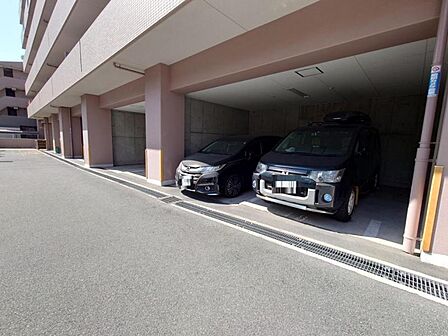 ゆったりとした敷地内駐車場で駐車もらくらく!