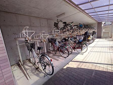 整理された駐輪場で自転車の出し入れもらくらく!